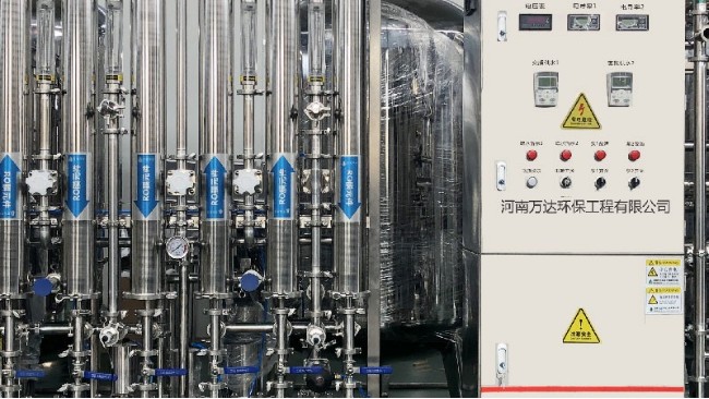 反滲透水處理裝置多少錢？那個(gè)廠家的反滲透設(shè)備好？
